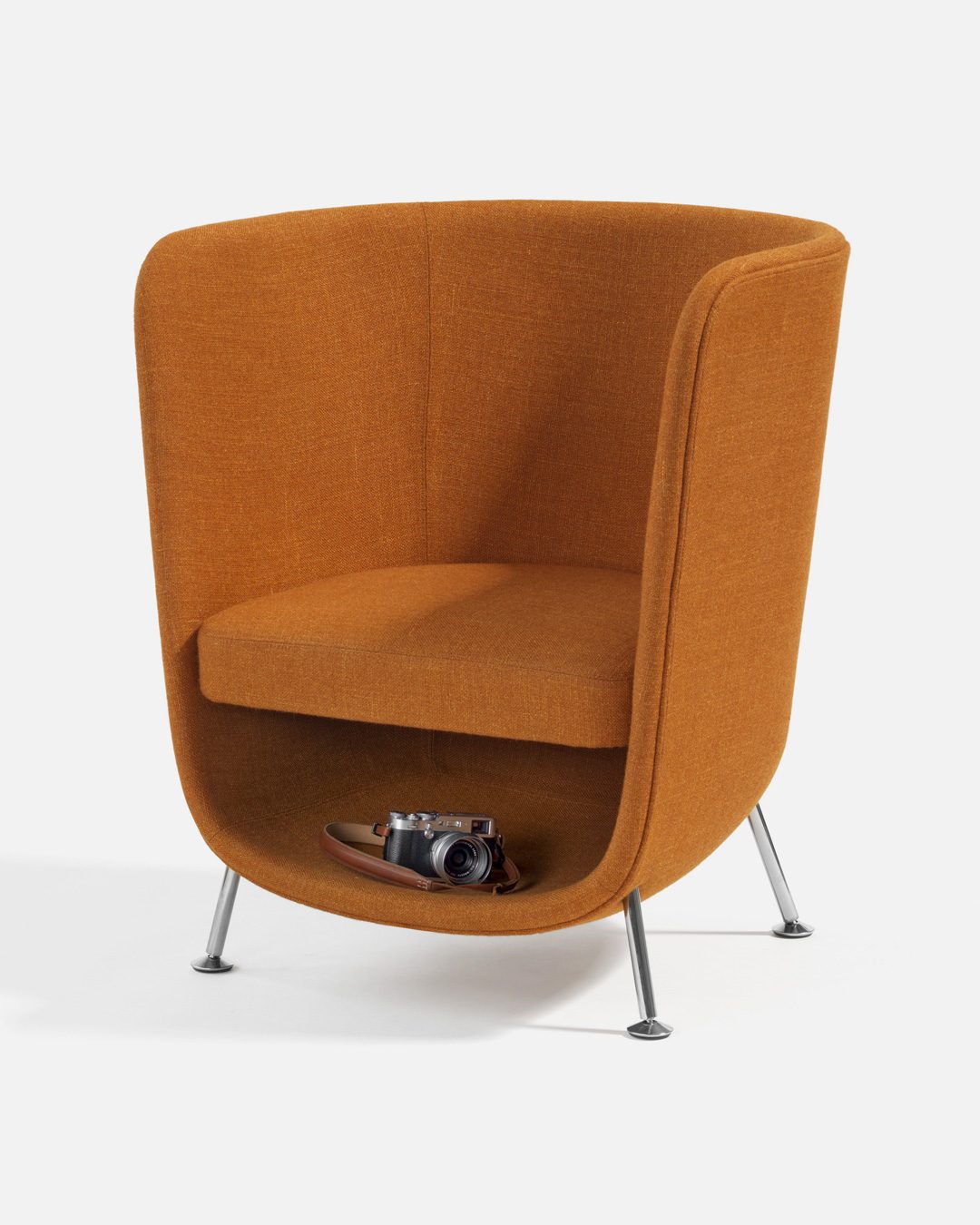 Sillon de diseño Pocket Chair con espacio debajo del asiento para que el gato y humano puedan hacer cocooning juntos
