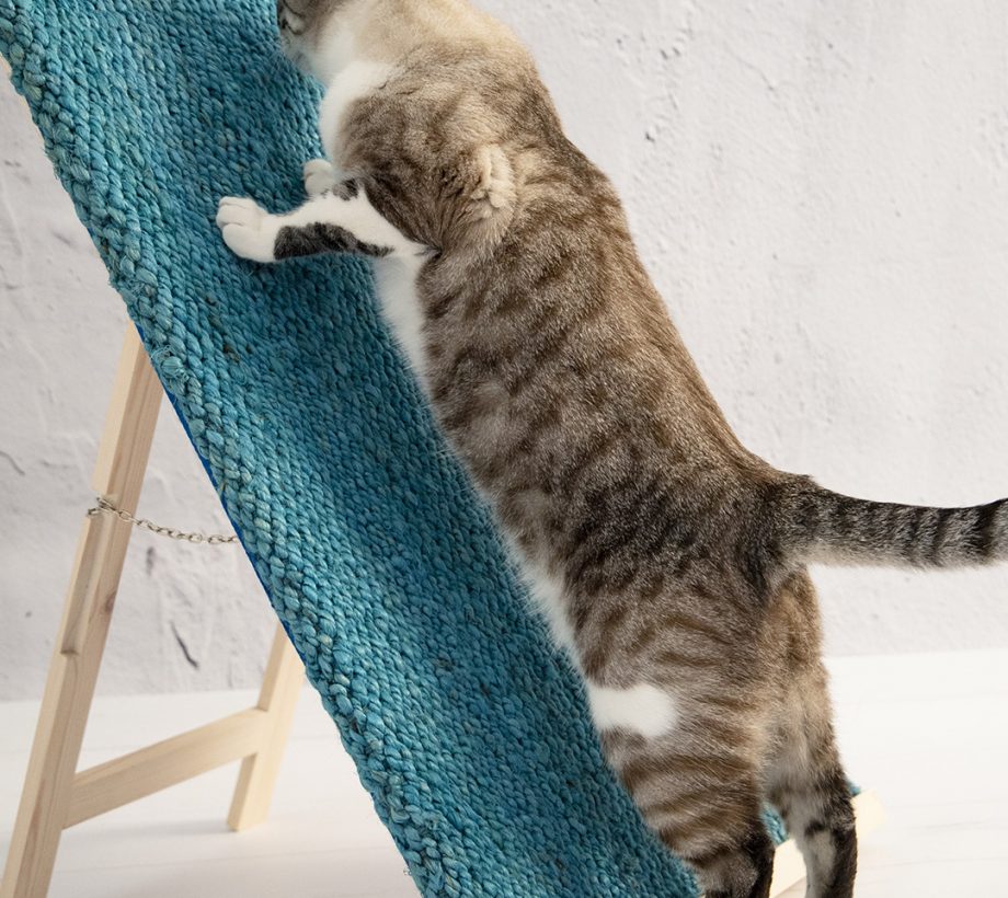 rascador para gatos Blue Lagoon de The-Cat-Design hecho a mano de material reciclado